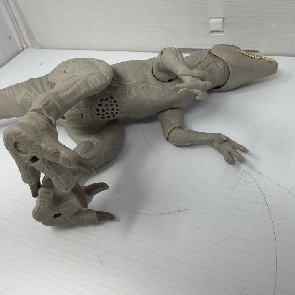 Mattel Jurassic World Camouflage 'N Battle Indominus Rex w Lights Dino Trackers